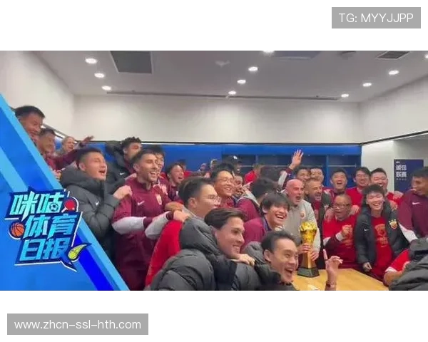 更衣室故事：海港夺冠夜香槟庆祝瞬间